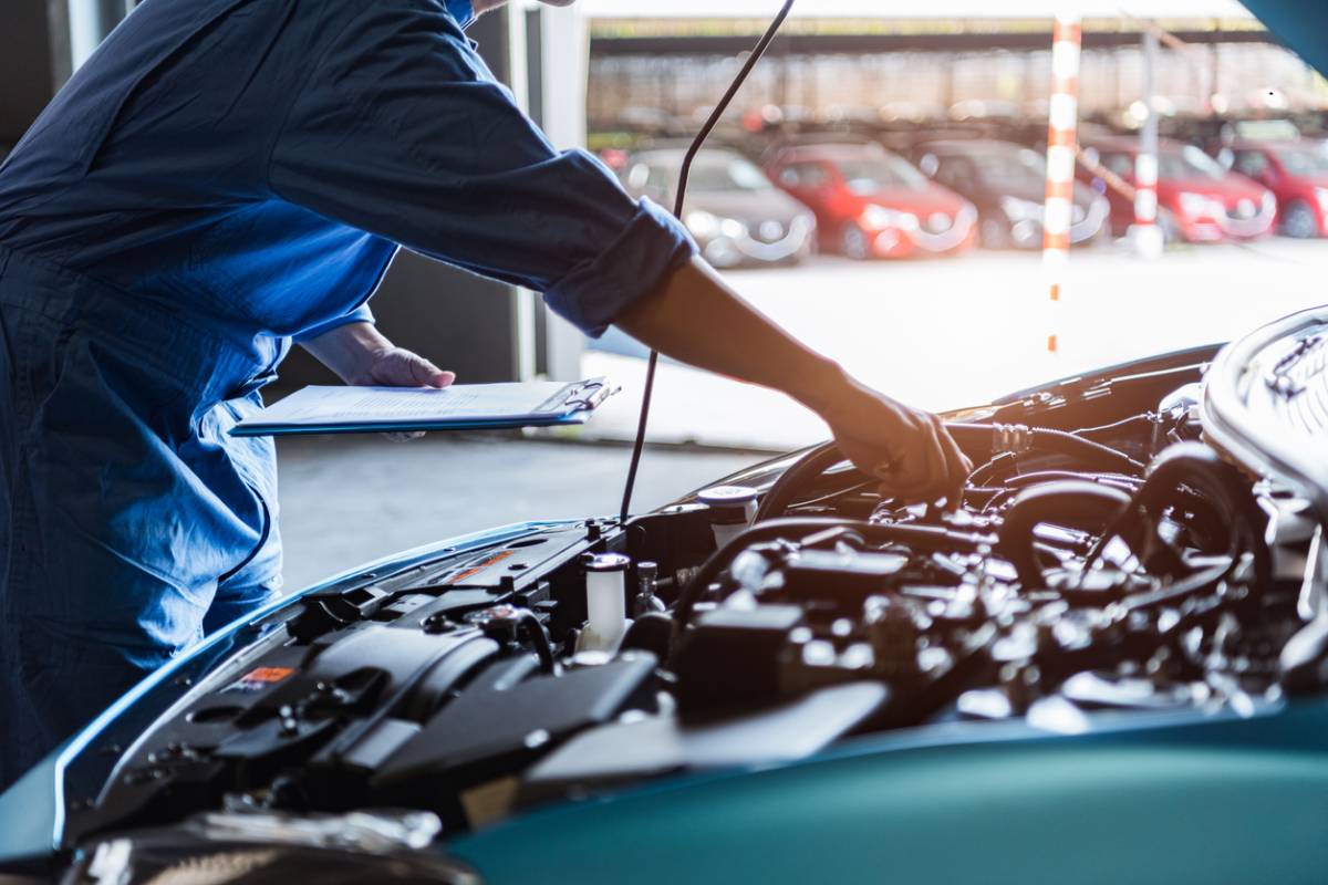 Entretien de ma voiture : comment remplacer des vérins de coffre