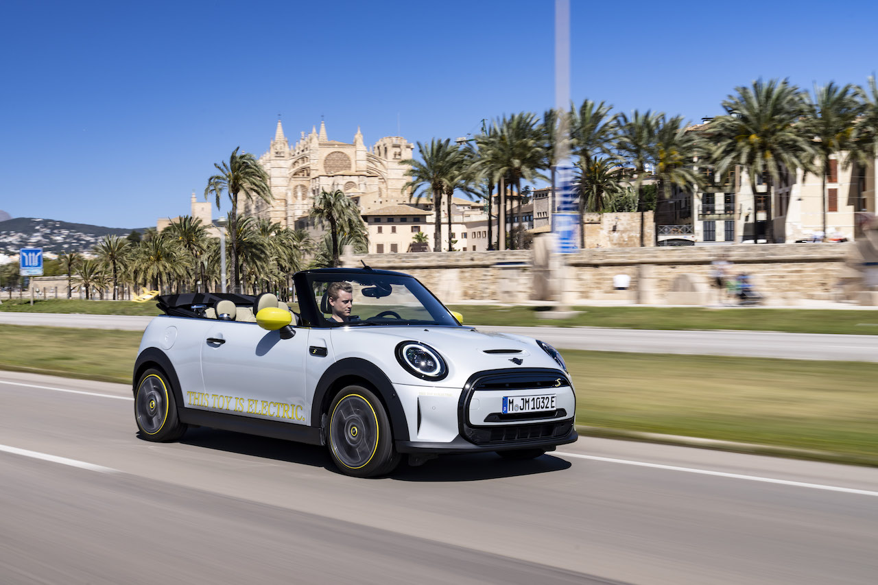 mini-cooper-se-cabrio-2022-03.jpg