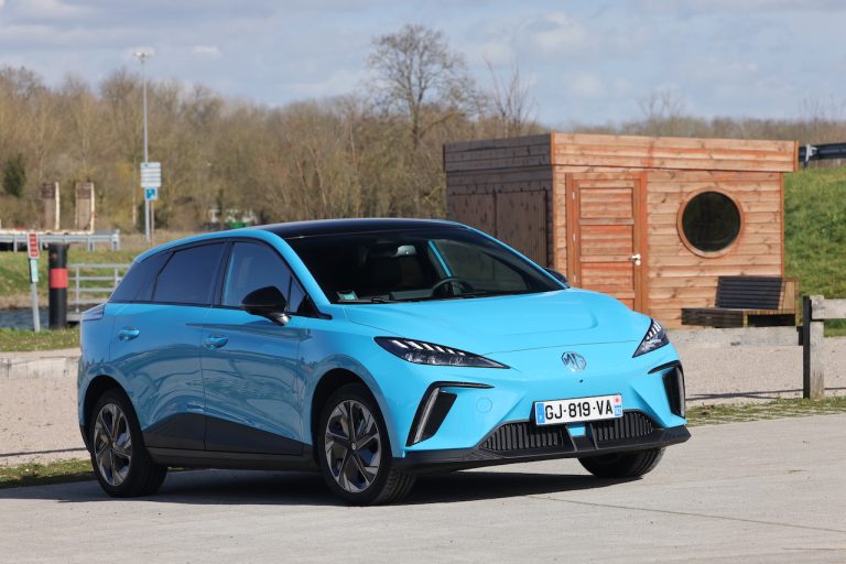 Nouvelle MG4 XPOWER 64 kWh Irises Cyan + Toit noir main image 0